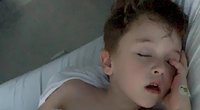 Ligos, panašios į Kavasakio sindromą, paveiktas berniukas gydomas ligoninėje (nuotr. SCANPIX)
