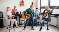 Mokytis muzikuoti naudinga ir vyresniame amžiuje: 3 priežastys pradėti jau dabar (nuotr. Shutterstock.com)