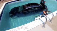 Automobilį vairavęs paauglys įvažiavo tiesiai į baseiną – sumaišė pavaras (nuotr. stop kadras)