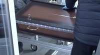 Covid-19 kelia sumaištį atsisveikinant su mirusiais: laidotuvės virto konvejeriu (nuotr. stop kadras)