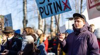 Šimtai žmonių Vilniuje susirinko „apgulti“ Rusijos ambasados: „Jei Putino „nenukneckins“ savi, bus be galo sunki kova“ (Lukas Balandis/ BNS nuotr.)