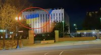 Ant Rusijos ambasados pasirodė Ukrainos vėliava: tai, kaip darbuotojai bandė ją paslėpti, juokina internautus (nuotr. stop kadras)