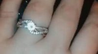 Moteris parodė savo sužadėtuvių žiedą  (nuotr. facebook.com)