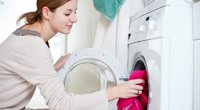 Moteris prie skalbimo mašinos (nuotr. 123rf.com)