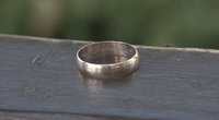 Neįtikėtina istorija Kretingoje: laukuose dirbęs vyras rado prieš 40 metų pamestą vestuvinį žiedą, rado ir savininką (nuotr. stop kadras)