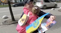 Pamačiusi gelbėtoją ukrainietė mergaitė nesusitvardė: „Taip atrodo tikras pasitikėjimas“ (nuotr. stop kadras)