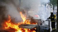 Smurto protrūkis Hamburge: minia susirėmė su policija, miestą užtvindė padegtų automobilių dūmai (nuotr. SCANPIX)