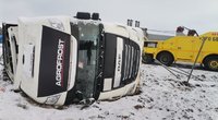 Kelyje „Via Baltica“ – vilkiko avarija: sunkiasvorė mašina virto ant šono (nuotr. TV3)