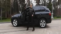 D. Medvedevas reklamuoja saugumą keliuose ir BMW automobilius (nuotr. YouTube)