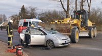  Siaubinga avarija Raseiniuose: greideris perskrodė lengvąjį automobilį (nuotr. stop kadras)