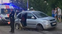 Avarija Vilniuje: automobilis rėžėsi į stulpą, du žmonės ligoninėje (nuotr. skaitytojo)