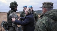 Vladimiras Putinas su kariais (nuotr. SCANPIX)