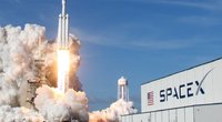 „SpaceX“ triumfuoja – galingiausia pasaulyje raketa nešėja paleista skrieti Marso link (nuotr. SCANPIX)