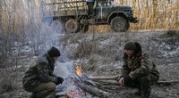 Ukrainos kariai ilsisi prie laužo (nuotr. „Reuters“ / „Scanpix“)  