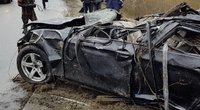  Aiškinasi mįslingą BMW avariją: vyras žuvo, moteris afekto būsenos grįžo namo  