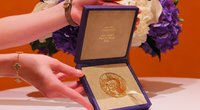Dmitrijus Muratovas aukcione pardavė Nobelio medalį, gautą sumą skirs Ukrainos vaikams (nuotr. SCANPIX)