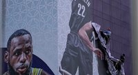 Kinai nuima reklaminius NBA plakatus (nuotr. SCANPIX)