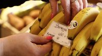 Už kilogramą bananų turguje prašo jau ir 5 eurų: specialistai įspėja – maistas dar labiau brangs (nuotr. stop kadras)