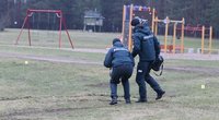 Galimo mergaitės pagrobimo vietoje dirba policijos pareigūnai (nuotr. Broniaus Jablonsko)