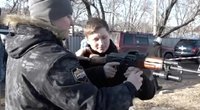 Rusiškoje jaunimo armijoje vaikai mokosi surinkti ginklus (nuotr. stop kadras)
