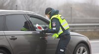 Policijos postas Avižieniuose: tikrinami į Vilnių įvažiuojantys vairuotojai ir keleiviai (nuotr. Broniaus Jablonsko)