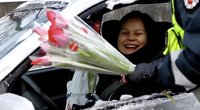 Nufilmuota: kelių policininkai Vilniuje džiugino moteris gėlėmis  