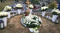 Cololo atgulė amžino poilsio: kapą nuklojo gėlių jūra (nuotr. tv3.lt)