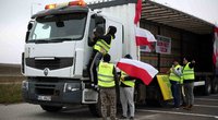 Lenkijos ūkininkai blokuoja sunkvežimių eismą dviejuose kontrolės punktuose pasienyje su Ukraina (nuotr. SCANPIX)