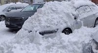 Užmestas sniegas ant automobilio (nuotr. skaitytojo)