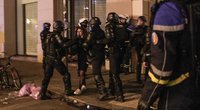 Paryžiuje liejasi smurtas ir įniršis: gyventojai priešinasi pareigūnams (nuotr. SCANPIX)