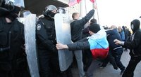 Prorusiški protestuotojai Donecke (nuotr. AFP/Scanpix)  
