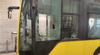 Panevėžyje į miesto maršrutinį autobusą mestas plaktukas sužalojo vairuotoją (nuotr. tv3.lt)