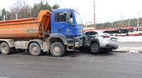 Apmaudi avarija Vilniuje: neseniai susiaurintoje gatvėje susidūrė sunkvežimis ir prabangus Lexus (nuotr. Broniaus Jablonsko)
