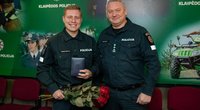 Daugiabučio gyventojus nuo dujų sprogimo apsaugojusiam Plungės pareigūnui įteiktas apdovanojimas „Už nuopelnus“ (nuotr. Policijos)