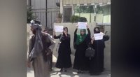 Kabulo gatvėse – 4 moterų protestas: nepabijojo ginkluotų kovotojų   