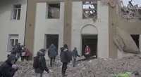 Žmonės Ukrainoje ginasi ir gelbėja kitus iš griuvėsių: „Ieškome žmonių. Būkite atsargūs. Klausykite oro pavojaus signalo“ (nuotr. stop kadras)