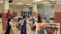 Archyviniai vaizdai, kaip Jonas Valančiūnas moko kanadietes lietuviškų tautinių šokių: „man tai jau nepatinka“ (nuotr. stop kadras)