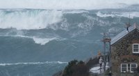 Išvydęs vaizdelį jūroje griebė kamerą: bangos dydis užgniaužia kvapą  