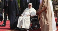 Istorinį popiežiaus Pranciškaus vizitą Bahreine temdo pašlijusi sveikata: „Šiandien kenčiu didelį skausmą“ (nuotr. SCANPIX)
