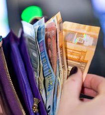 Sąskaitoje pasigedo 50 eurų: bankas įspėja, kad apsipirkus prieš pusmetį, pinigus nuskaičiuoja tik dabar