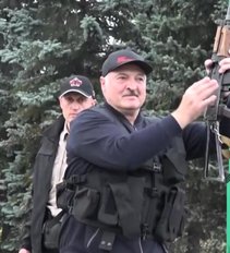 Automatu mosikuojantis Lukašenka: tapo pajuokos objektu, užkliuvo net ir Kremliaus politikams