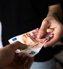 Daugiau dirbti ir uždirbti Lietuvoje neapsimoka: pinigai pensijai atsiperka tik gaunant minimumą