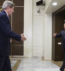 Johnas Kerry: sankcijos Rusijai vis dar reikalingos, tačiau konfliktą reikia spręsti taikiai