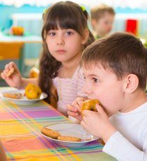 Išsiaiškintas didžiulis piktnaudžiavimas darželiuose: vaikai maitinami draudžiamais produktais 