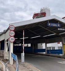 Vilniaus oro uoste uždaromas automobilių sustojimo kelias prie išvykimo terminalo  