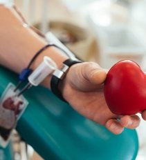 Kraujo donorai ne tik gelbėja gyvybes, bet ir gali uždirbti dešimtis tūkstančių eurų: „Tai valstybės padėka“