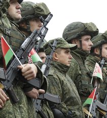 Ar verta sunerimti? Baltarusiai su tankais marširuoja netoli Lietuvos sienos