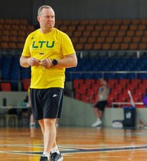 Be vieno žaidėjo į kovą su slovėnais stosiantis Maksvytis: „Lietuvos krepšiniui reikės daugiau psichologų“