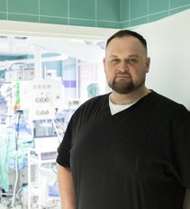 Kraujas, alkoholio kvapas ir sumaitoti veidai: chirurgas prabilo apie savo darbą ir išgelbėtą karį iš Ukrainos