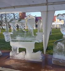 Šimtus kilogramų sveriantys ledo luitai tapo įspūdingomis skulptūromis